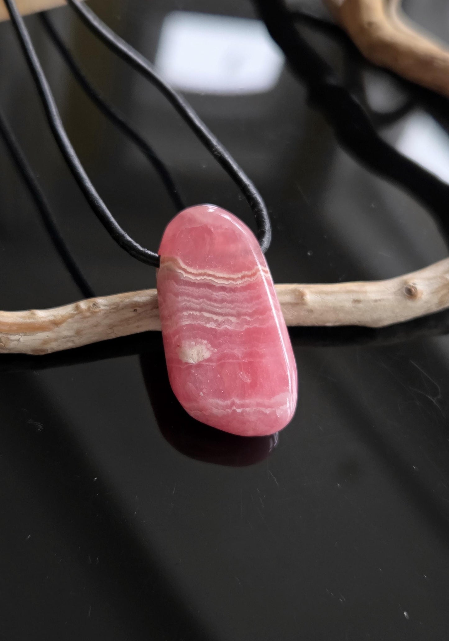 Wunderschöner Rhodochrosit Anhänger, 31 x 17 x 8 mm, gebohrt, an verstellbarem Lederband