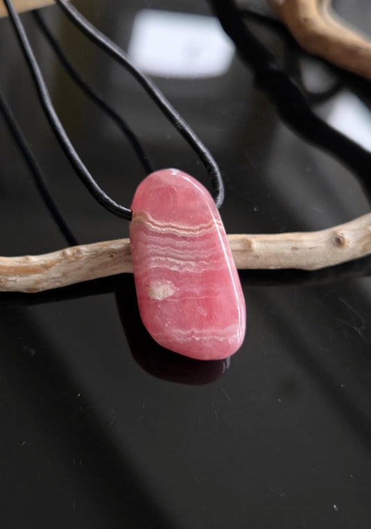 Wunderschöner Rhodochrosit Anhänger, 31 x 17 x 8 mm, gebohrt, an verstellbarem Lederband