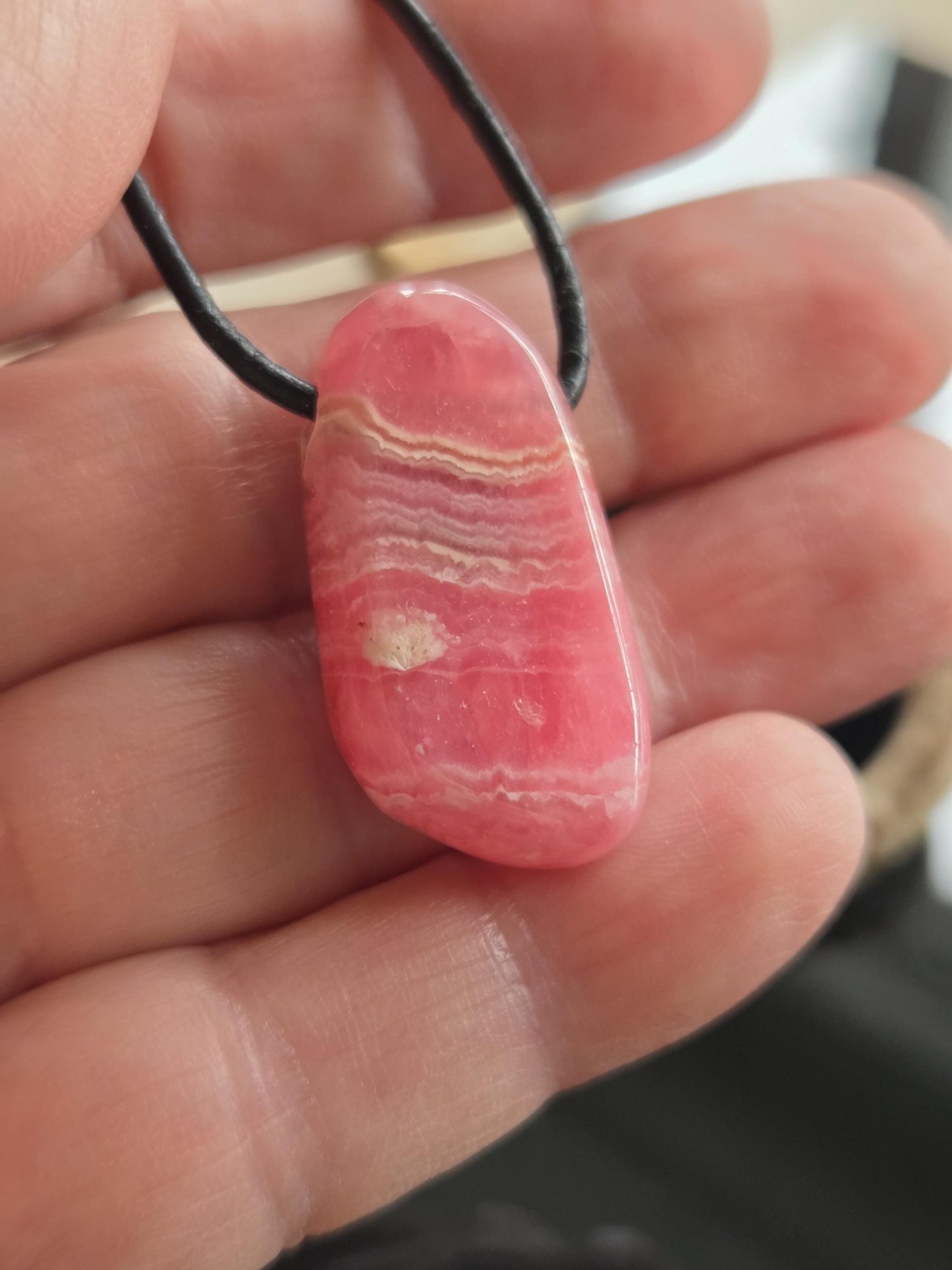 Wunderschöner Rhodochrosit Anhänger, 31 x 17 x 8 mm, gebohrt, an verstellbarem Lederband