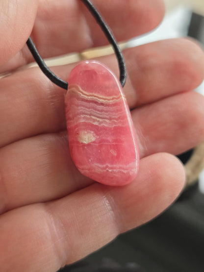 Wunderschöner Rhodochrosit Anhänger, 31 x 17 x 8 mm, gebohrt, an verstellbarem Lederband