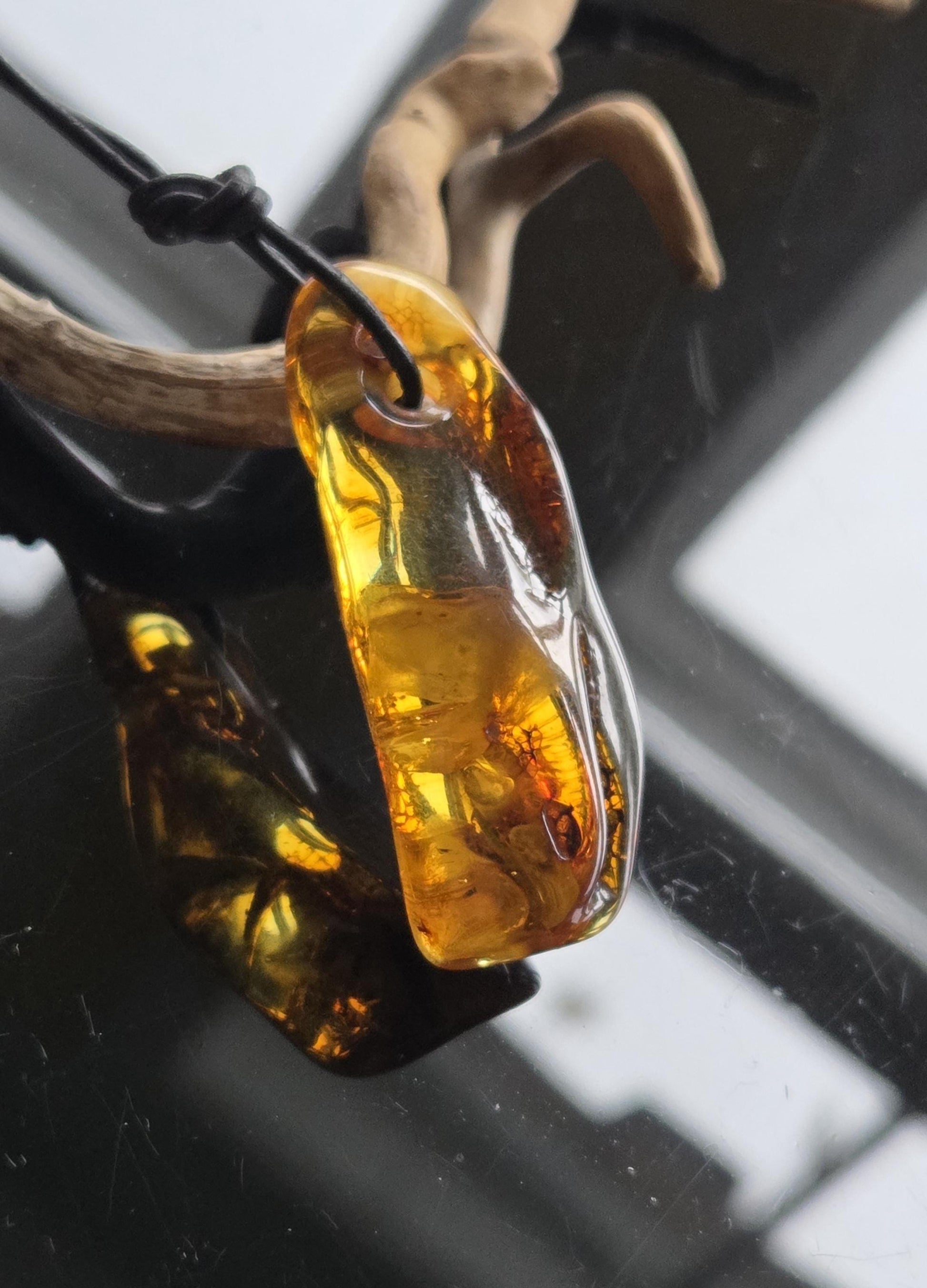 Traumhafter baltischer Bernstein Anhänger, mit Einschlüssen, Amulett, Amber pendant, 54 x 26 x 16 mm, an verstellbarem Lederband