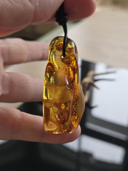 Traumhafter baltischer Bernstein Anhänger, mit Einschlüssen, Amulett, Amber pendant, 54 x 26 x 16 mm, an verstellbarem Lederband