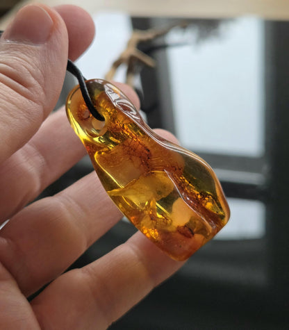 Traumhafter baltischer Bernstein Anhänger, mit Einschlüssen, Amulett, Amber pendant, 54 x 26 x 16 mm, an verstellbarem Lederband