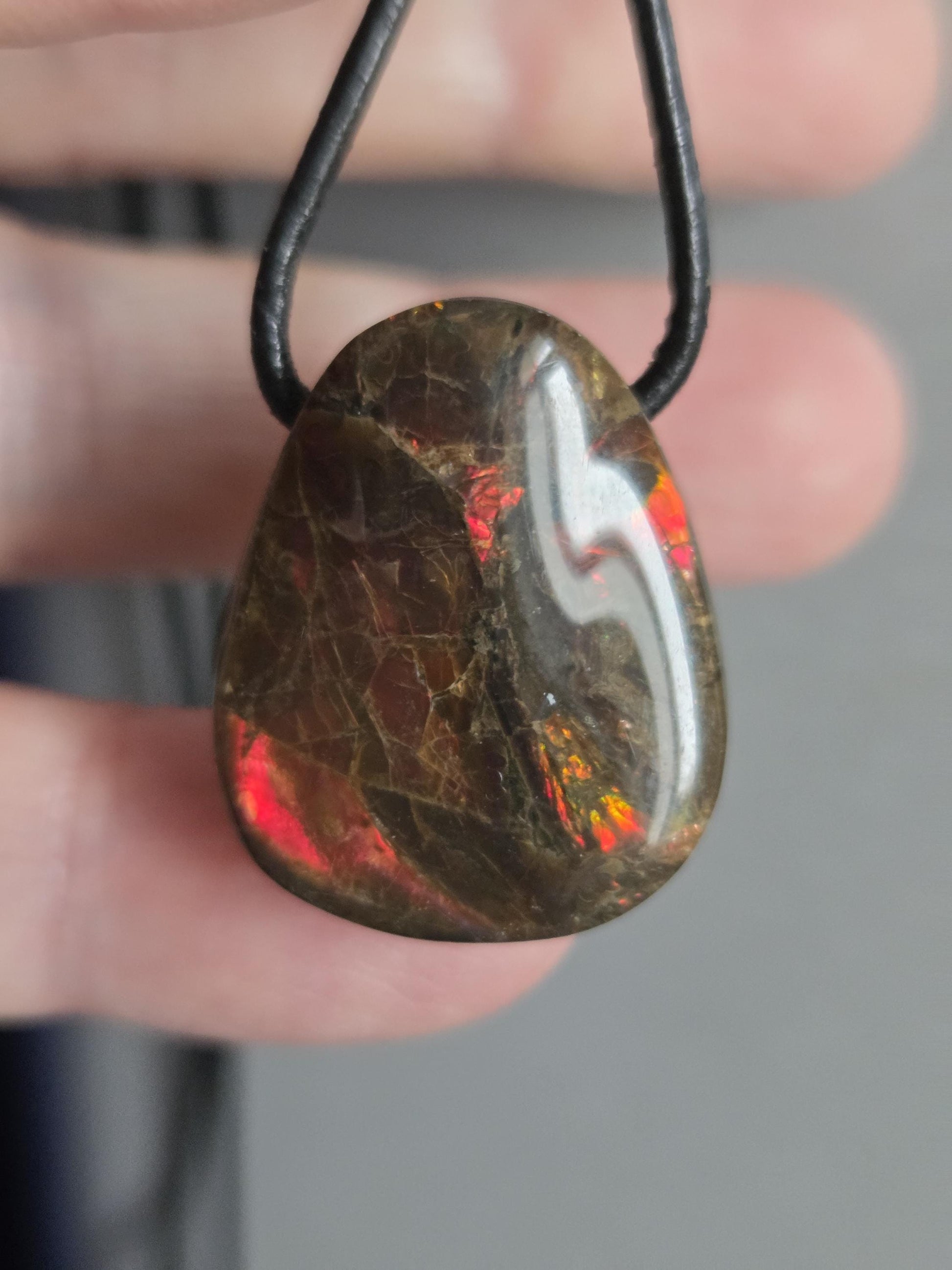 Geheimnisvoller Ammolit Opal Anhänger aus Alberta Kanada, 25 x 21 x 10 mm, gebohrt, an verstellbarem Lederband