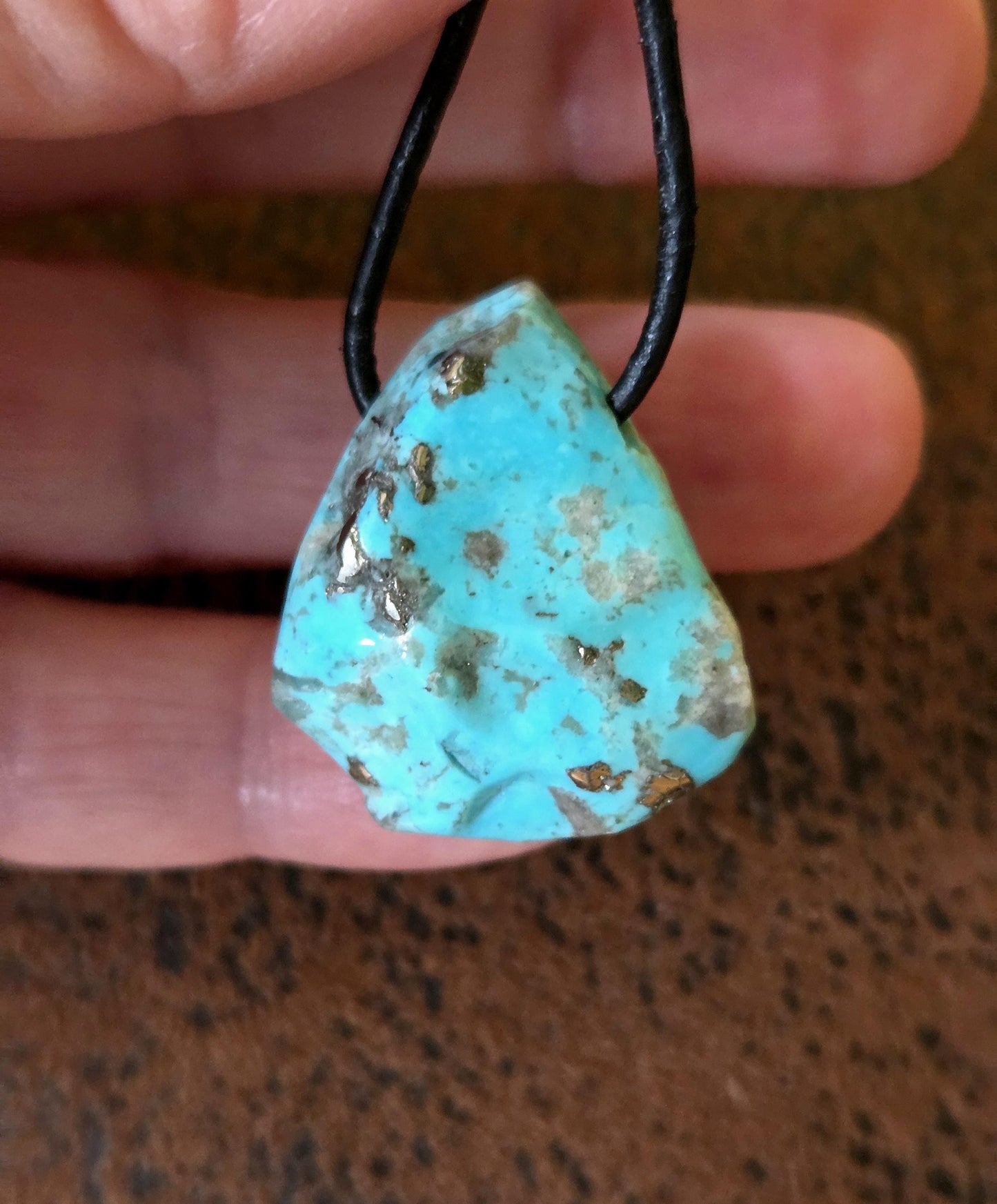 Wundervoller Türkis Anhänger, 30 x 26 x 13 mm, gebohrt, an verstellbarem Lederband