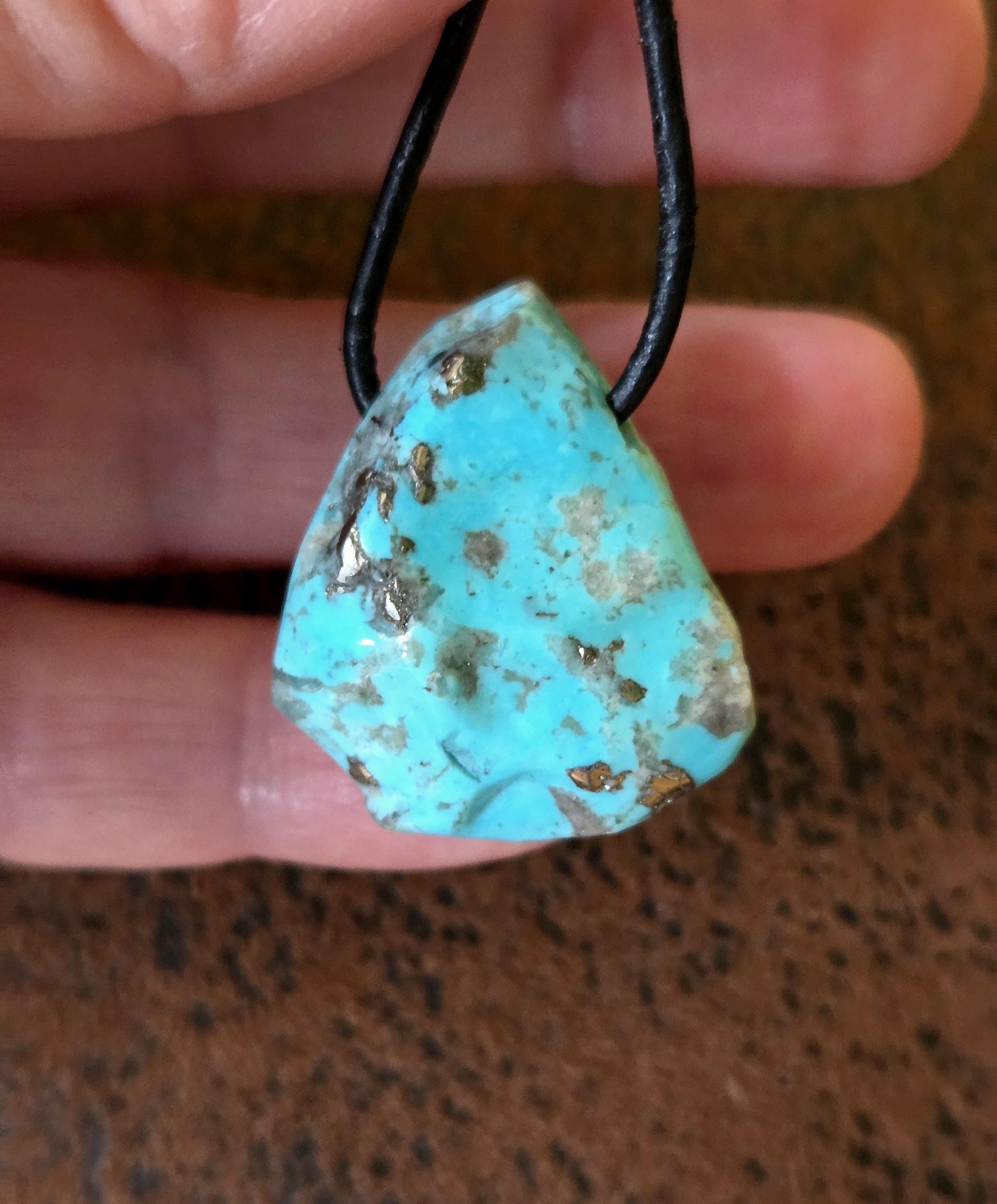 Wundervoller Türkis Anhänger, 30 x 26 x 13 mm, gebohrt, an verstellbarem Lederband