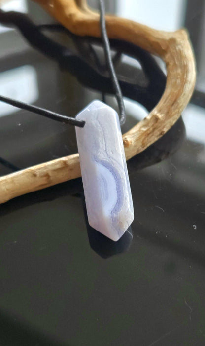 Chalcedon Chalzedon Anhänger Stäbchen Doppelspitze, 37 x 12 x 10 mm, gebohrt, an verstellbarem Lederband