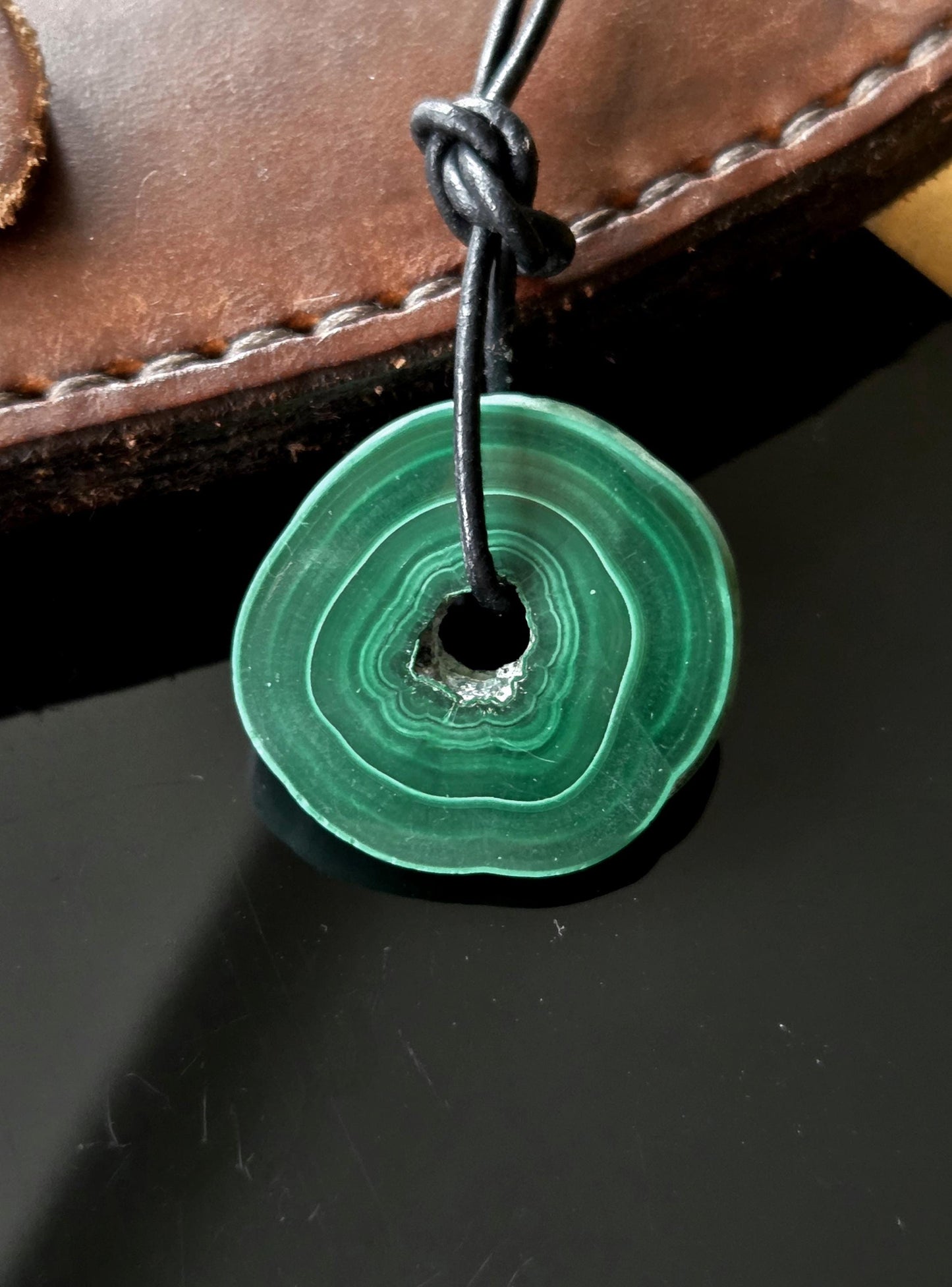 Natürlicher Malachit Donut Anhänger, aus Malachit Stalaktit Knolle, 30 x 30 x 5 mm, an verstellbarem Lederband