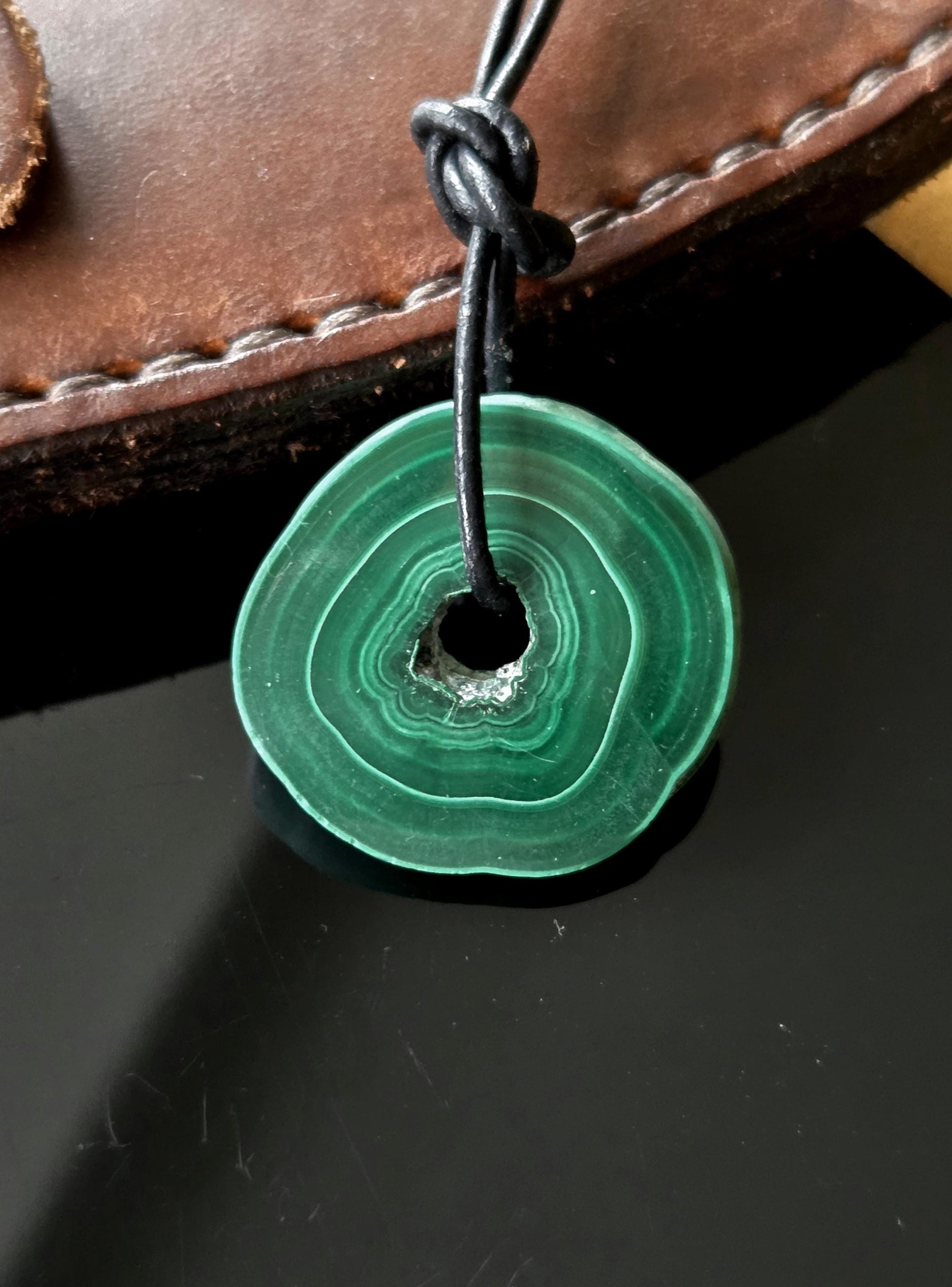 Natürlicher Malachit Donut Anhänger, aus Malachit Stalaktit Knolle, 30 x 30 x 5 mm, an verstellbarem Lederband