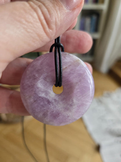 Großer Kunzit Donut Kristall Anhänger, 40 x 40 x 9 mm, gebohrt, an verstellbarem Lederband