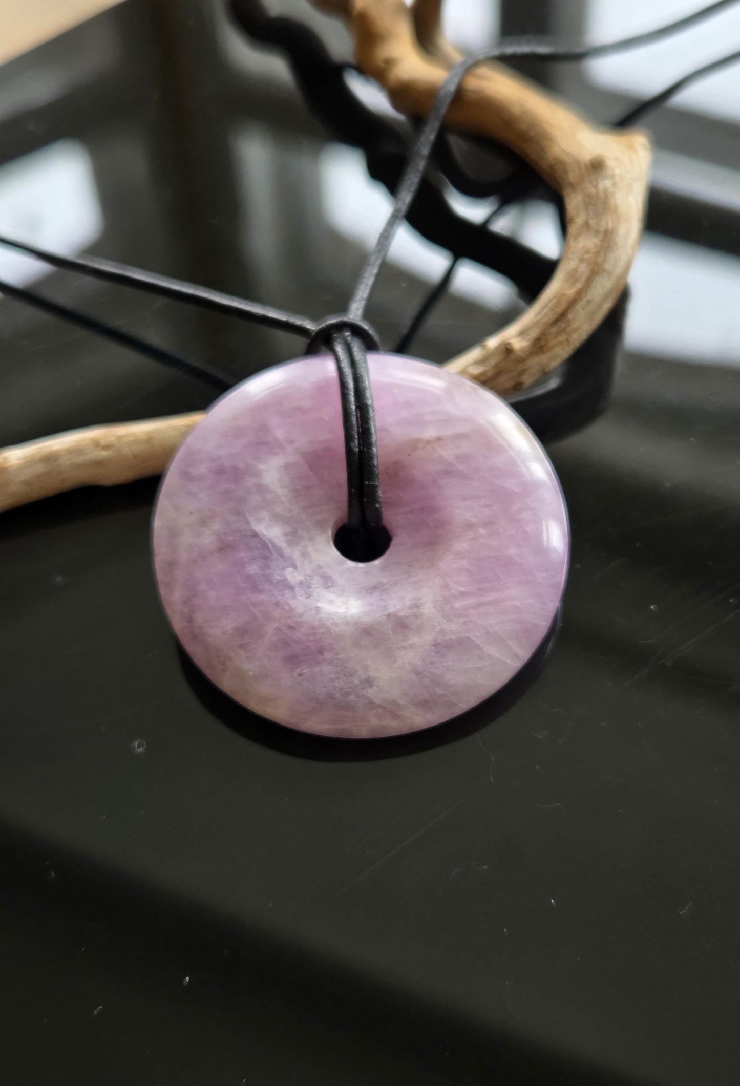 Großer Kunzit Donut Kristall Anhänger, 40 x 40 x 9 mm, gebohrt, an verstellbarem Lederband