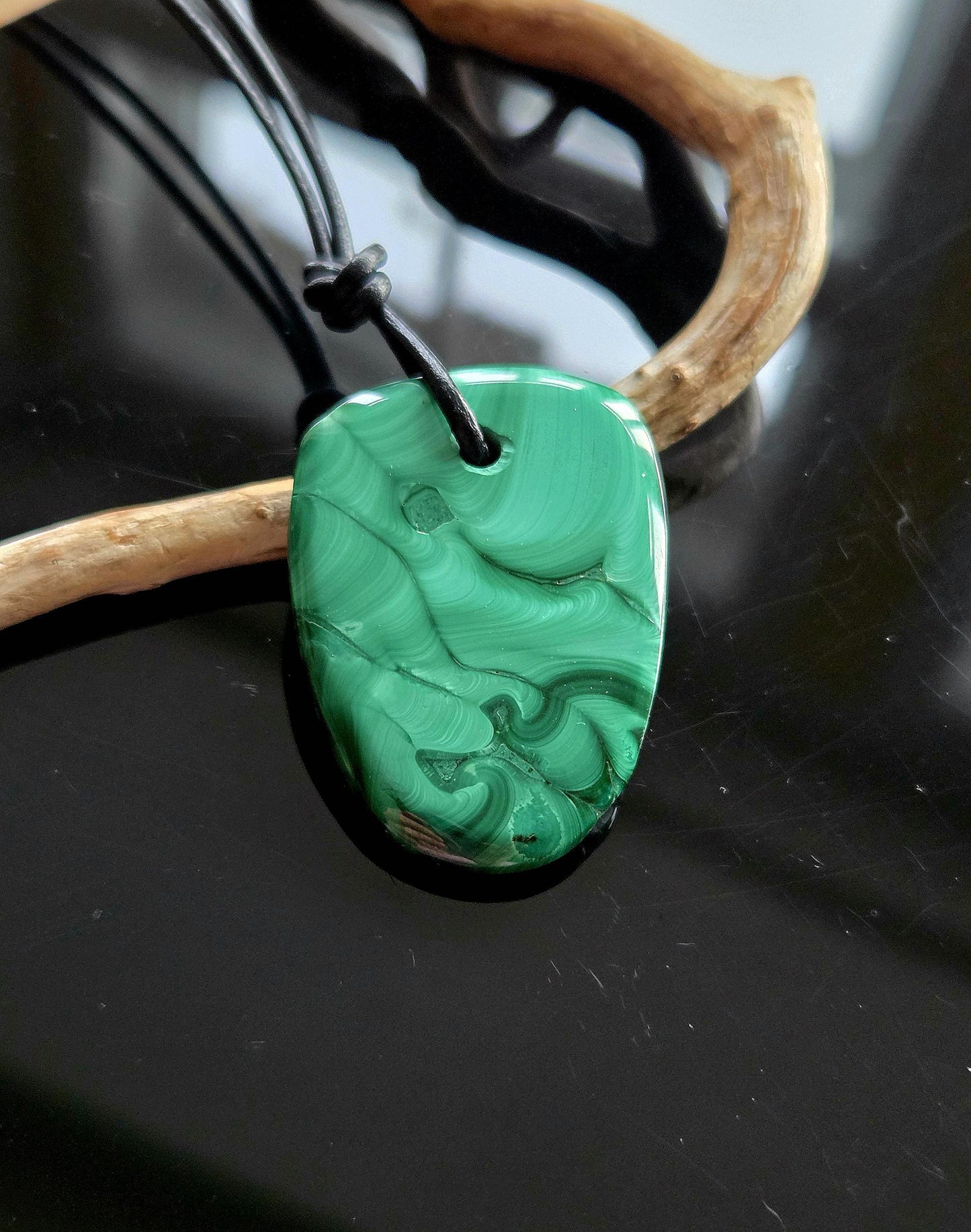 Malachit Anhänger, gebohrt, am Lederband, 38 x 27 x 5 mm, gebohrt, an verstellbarem Lederband