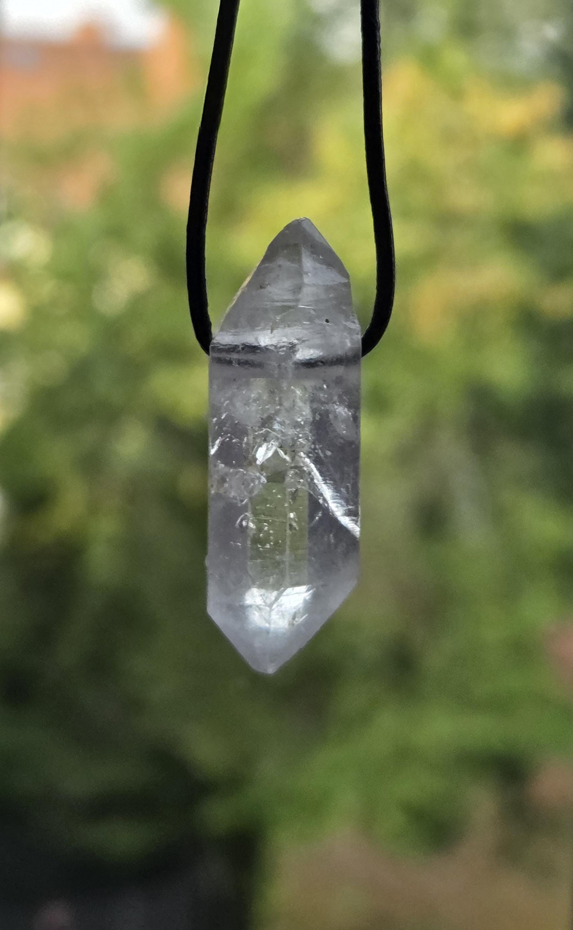 Bergkristall Doppelender Anhänger, Mont Blanc, mit magischem schönem Innenleben, 38 x 14 x 12 mm, gebohrt, an verstellbarem Lederband