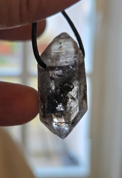 Bergkristall Lodolith Anhänger Schamanenstein Doppelspitze Inclusen Quarz, 36 x 17 x 12 mm, gebohrt, an verstellbarem Lederband