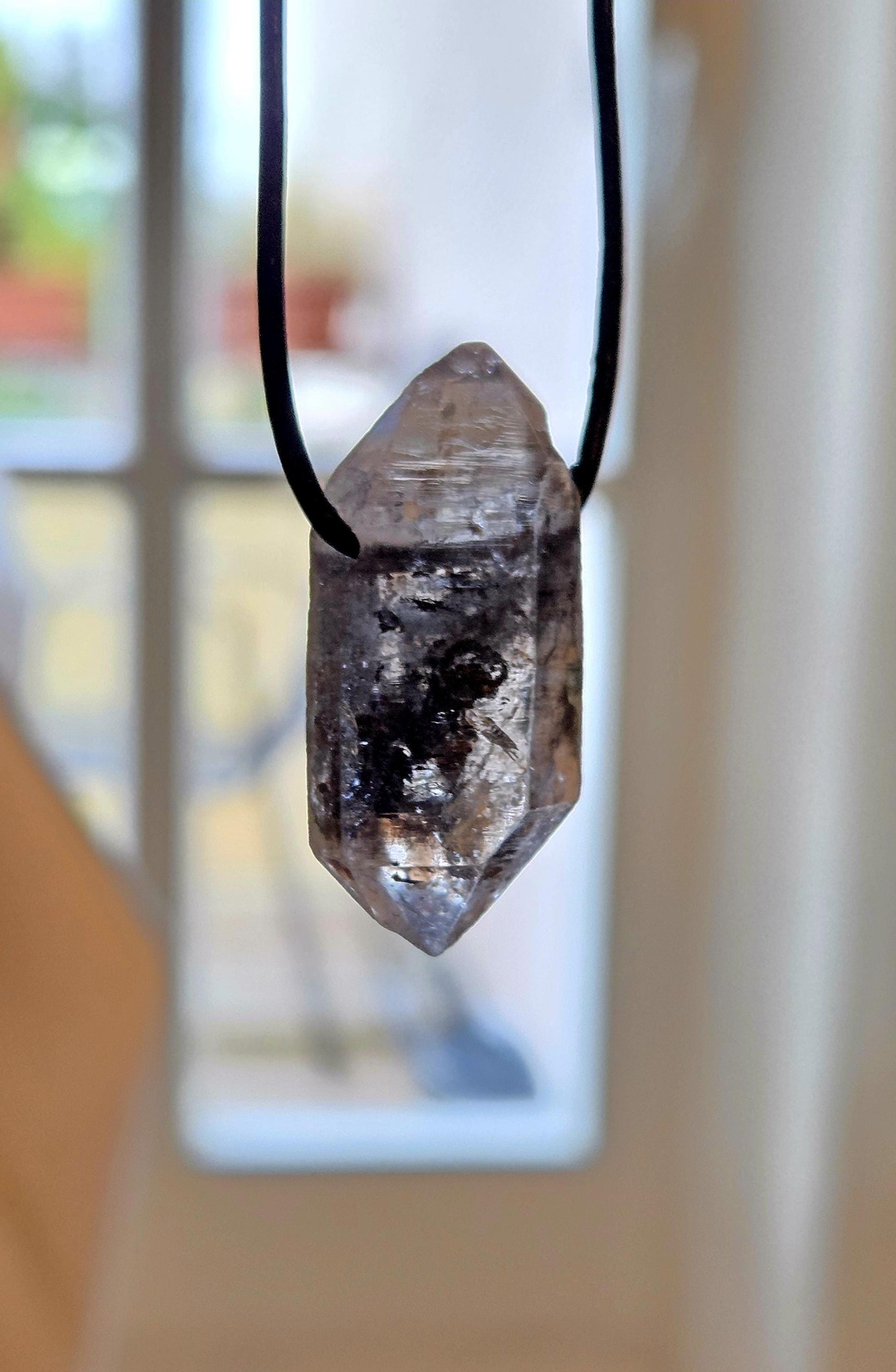 Bergkristall Lodolith Anhänger Schamanenstein Doppelspitze Inclusen Quarz, 36 x 17 x 12 mm, gebohrt, an verstellbarem Lederband