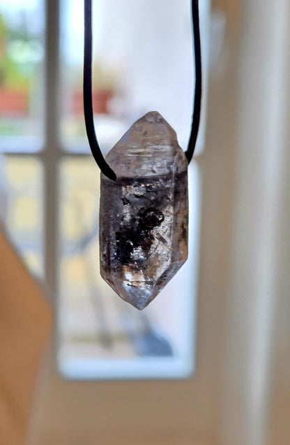 Bergkristall Lodolith Anhänger Schamanenstein Doppelspitze Inclusen Quarz, 36 x 17 x 12 mm, gebohrt, an verstellbarem Lederband