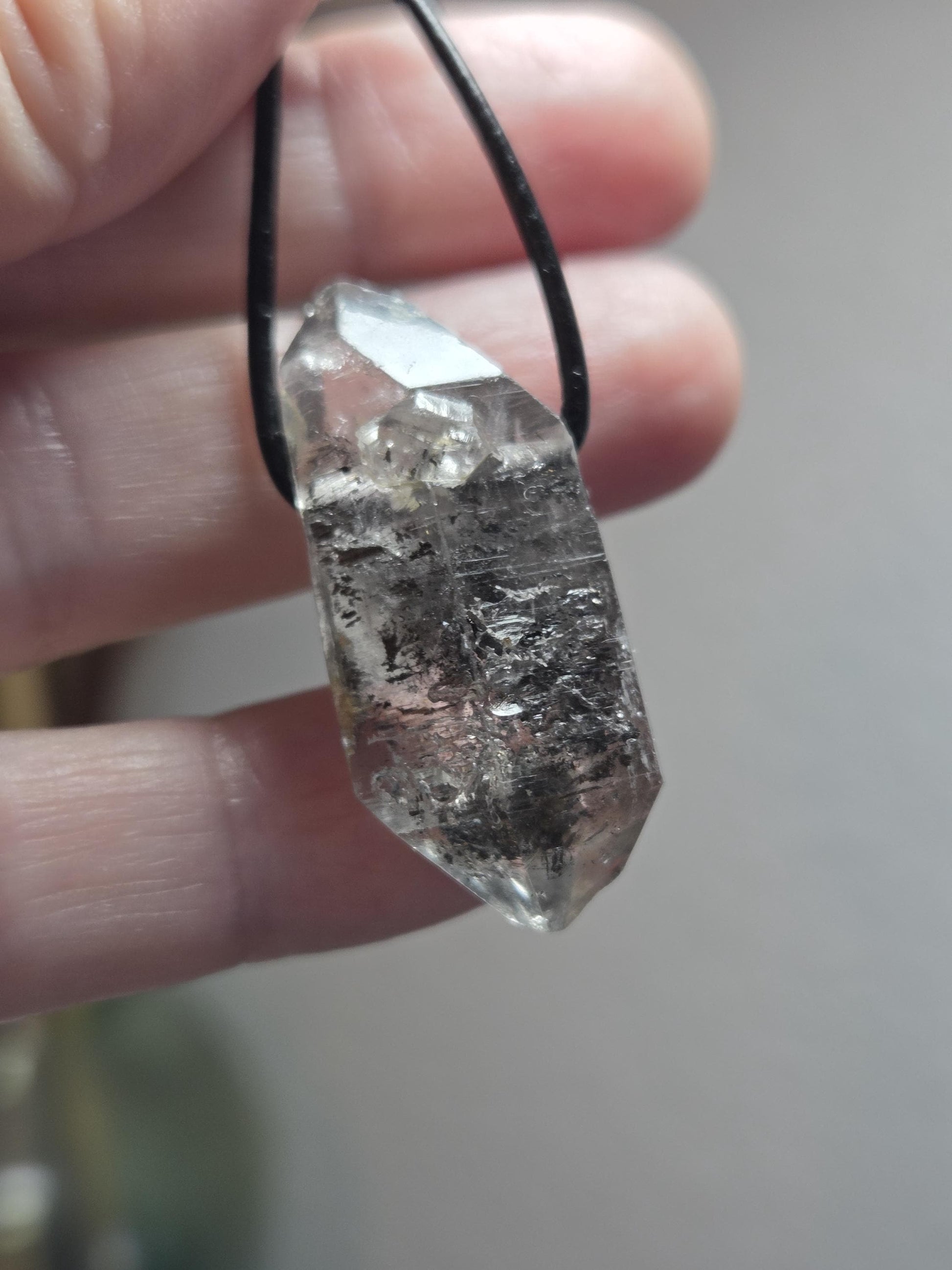 Bergkristall Lodolith Anhänger Schamanenstein Doppelspitze Inclusen Quarz, 36 x 17 x 12 mm, gebohrt, an verstellbarem Lederband