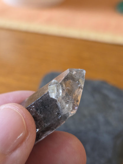 Bergkristall Lodolith Anhänger Schamanenstein Doppelspitze Inclusen Quarz, 36 x 17 x 12 mm, gebohrt, an verstellbarem Lederband