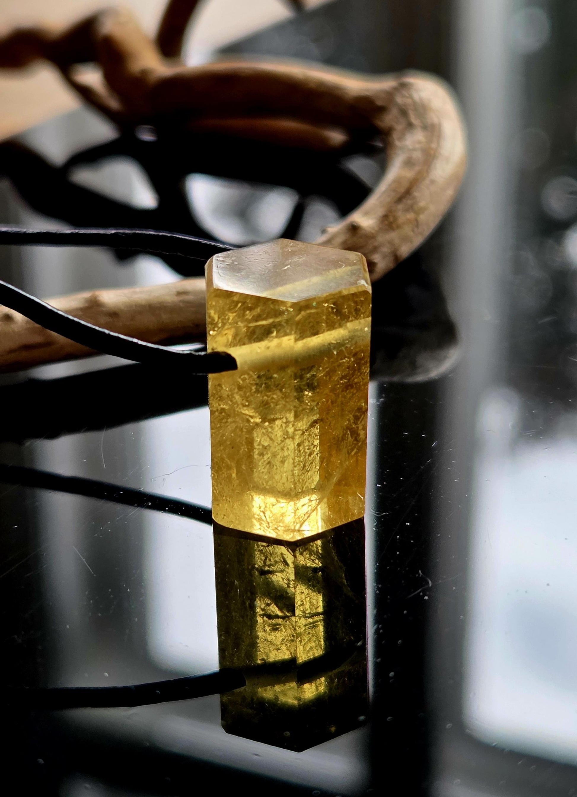 Kraftvoller Goldberyll Gold Beryll gelb Heliodor Kristall Stäbchen, Anhänger, 20 x 15 x 14 mm, gebohrt, an verstellbarem Lederband