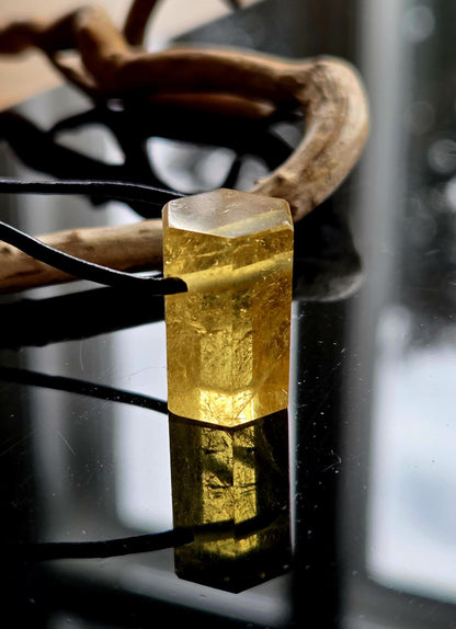 Kraftvoller Goldberyll Gold Beryll gelb Heliodor Kristall Stäbchen, Anhänger, 20 x 15 x 14 mm, gebohrt, an verstellbarem Lederband