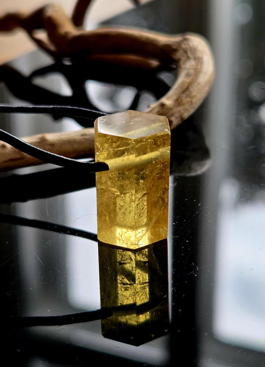 Kraftvoller Goldberyll Gold Beryll gelb Heliodor Kristall Stäbchen, Anhänger, 20 x 15 x 14 mm, gebohrt, an verstellbarem Lederband