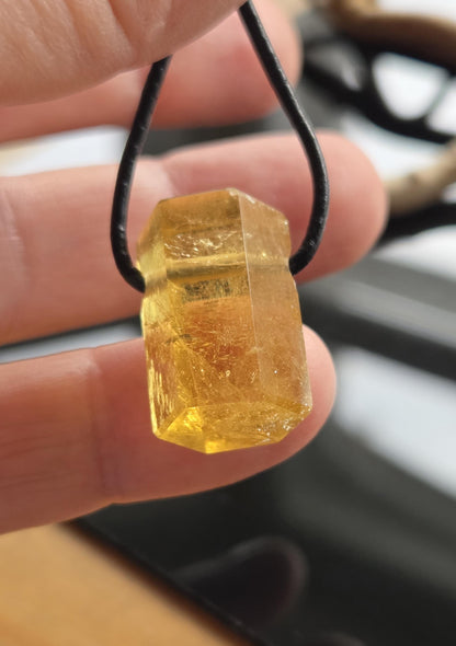 Kraftvoller Goldberyll Gold Beryll gelb Heliodor Kristall Stäbchen, Anhänger, 20 x 15 x 14 mm, gebohrt, an verstellbarem Lederband