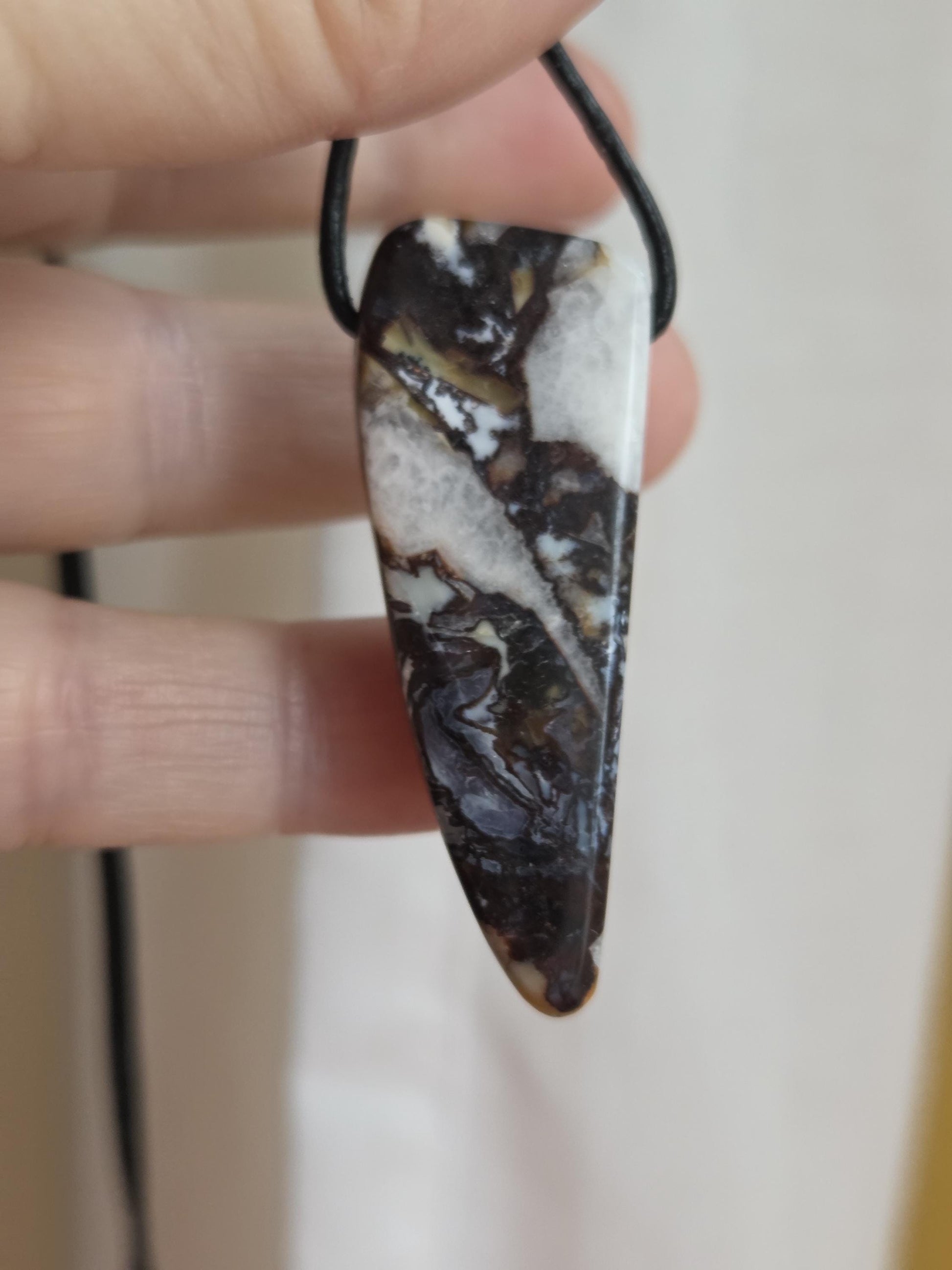 Außergewöhnlicher Opal Feueropal aus Madagaskar Anhänger," Stein des Paradiesvogels ", 49 x 19 x 12 mm, gebohrt an verstellbarem Lederband