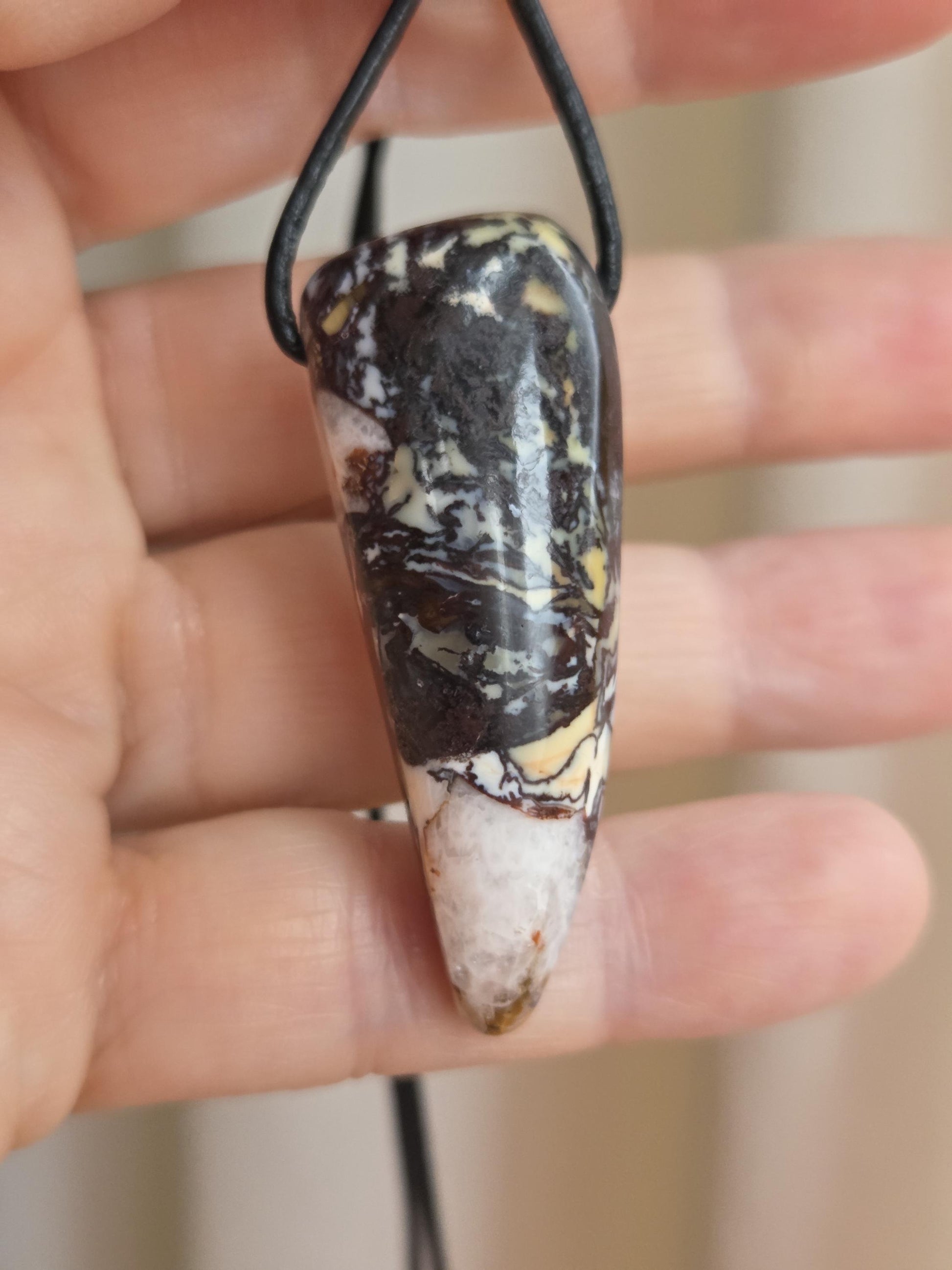 Außergewöhnlicher Opal Feueropal aus Madagaskar Anhänger," Stein des Paradiesvogels ", 49 x 19 x 12 mm, gebohrt an verstellbarem Lederband