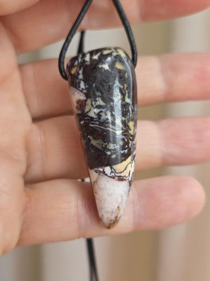 Außergewöhnlicher Opal Feueropal aus Madagaskar Anhänger," Stein des Paradiesvogels ", 49 x 19 x 12 mm, gebohrt an verstellbarem Lederband