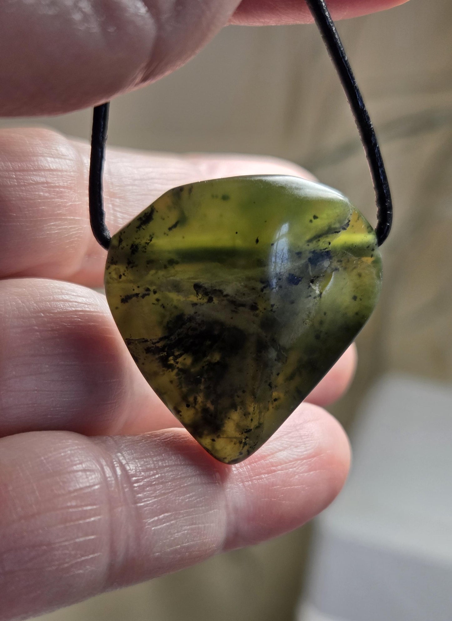 Magischer Vesuvianit Idokras Anhänger, 31 x 28 x 8 mm, gebohrt, an verstellbarem Lederband