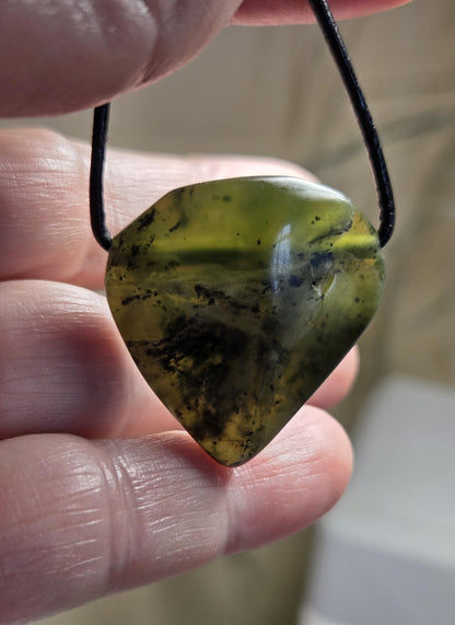 Magischer Vesuvianit Idokras Anhänger, 31 x 28 x 8 mm, gebohrt, an verstellbarem Lederband