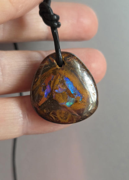 Boulder Opal, Boulderopal Anhänger mit flashfire, "Green and Blue", 25 x 23 x 7 mm, gebohrt, an verstellbarem Lederband