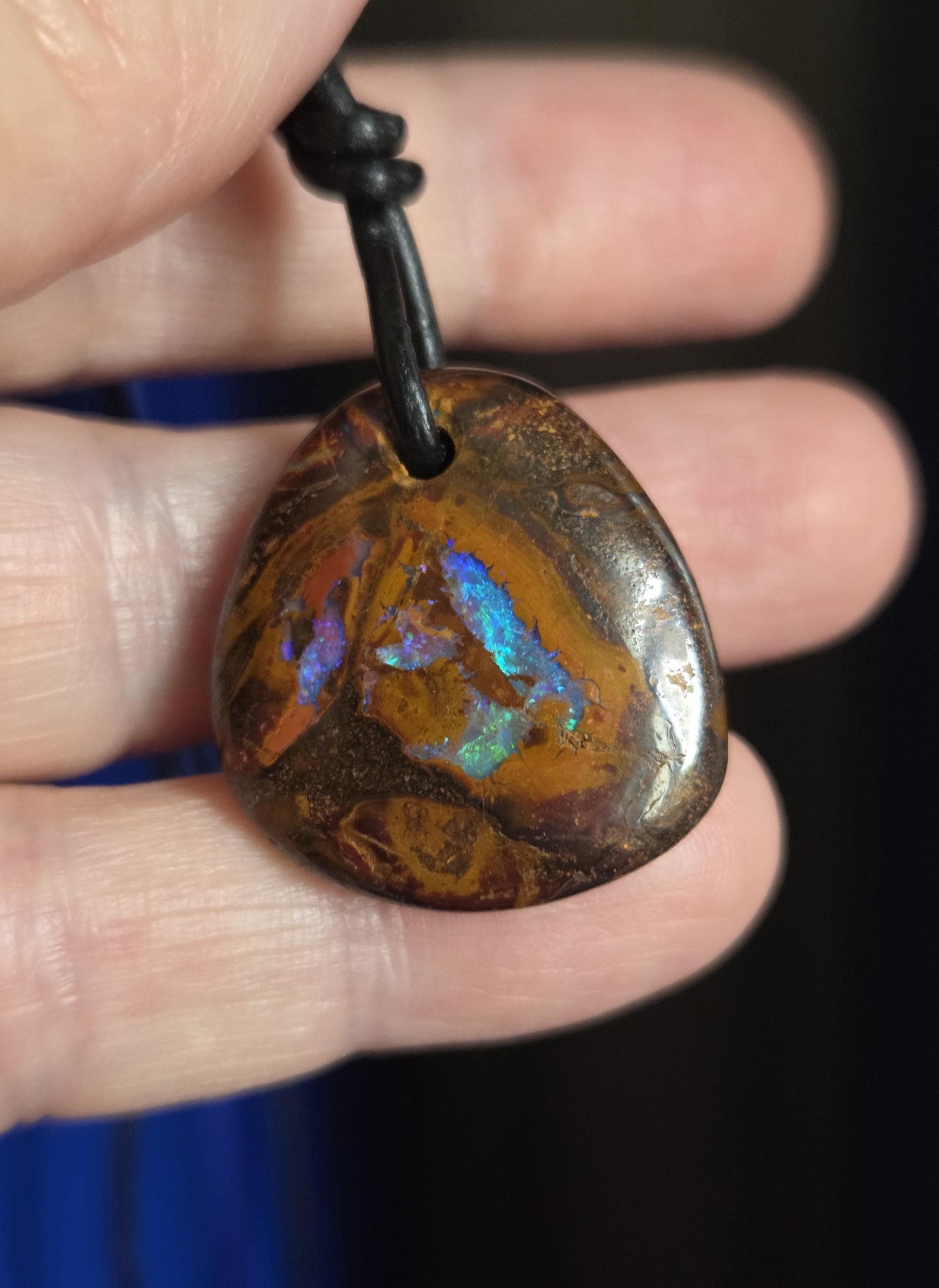 Boulder Opal, Boulderopal Anhänger mit flashfire, "Green and Blue", 25 x 23 x 7 mm, gebohrt, an verstellbarem Lederband