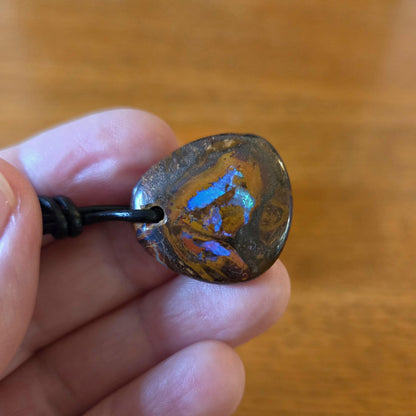 Boulder Opal, Boulderopal Anhänger mit flashfire, "Green and Blue", 25 x 23 x 7 mm, gebohrt, an verstellbarem Lederband