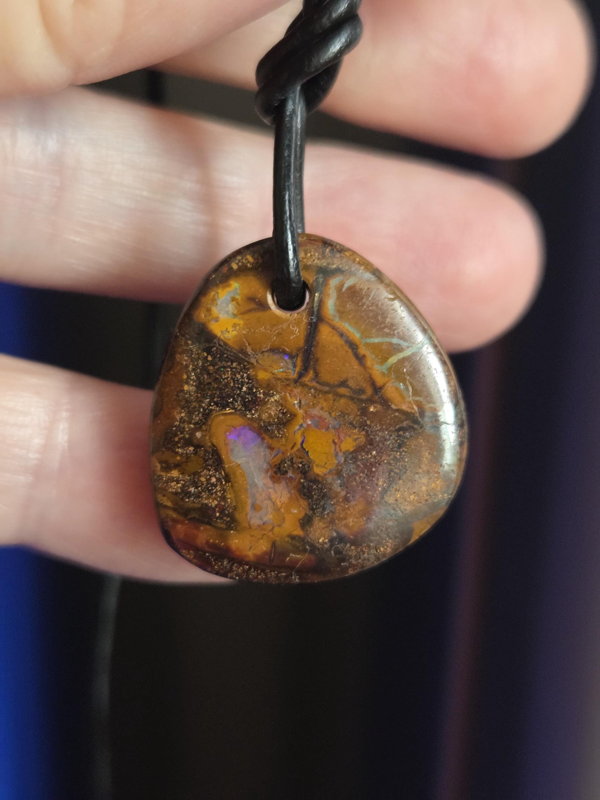 Boulder Opal, Boulderopal Anhänger mit flashfire, "Green and Blue", 25 x 23 x 7 mm, gebohrt, an verstellbarem Lederband