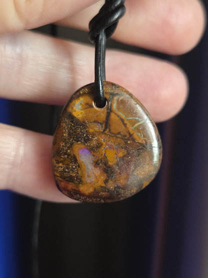 Boulder Opal, Boulderopal Anhänger mit flashfire, "Green and Blue", 25 x 23 x 7 mm, gebohrt, an verstellbarem Lederband