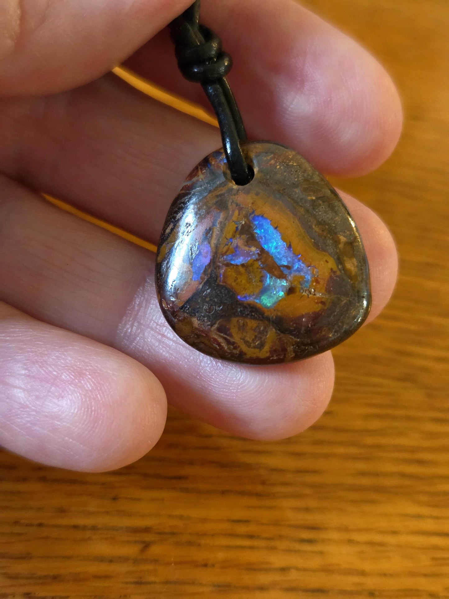 Boulder Opal, Boulderopal Anhänger mit flashfire, "Green and Blue", 25 x 23 x 7 mm, gebohrt, an verstellbarem Lederband