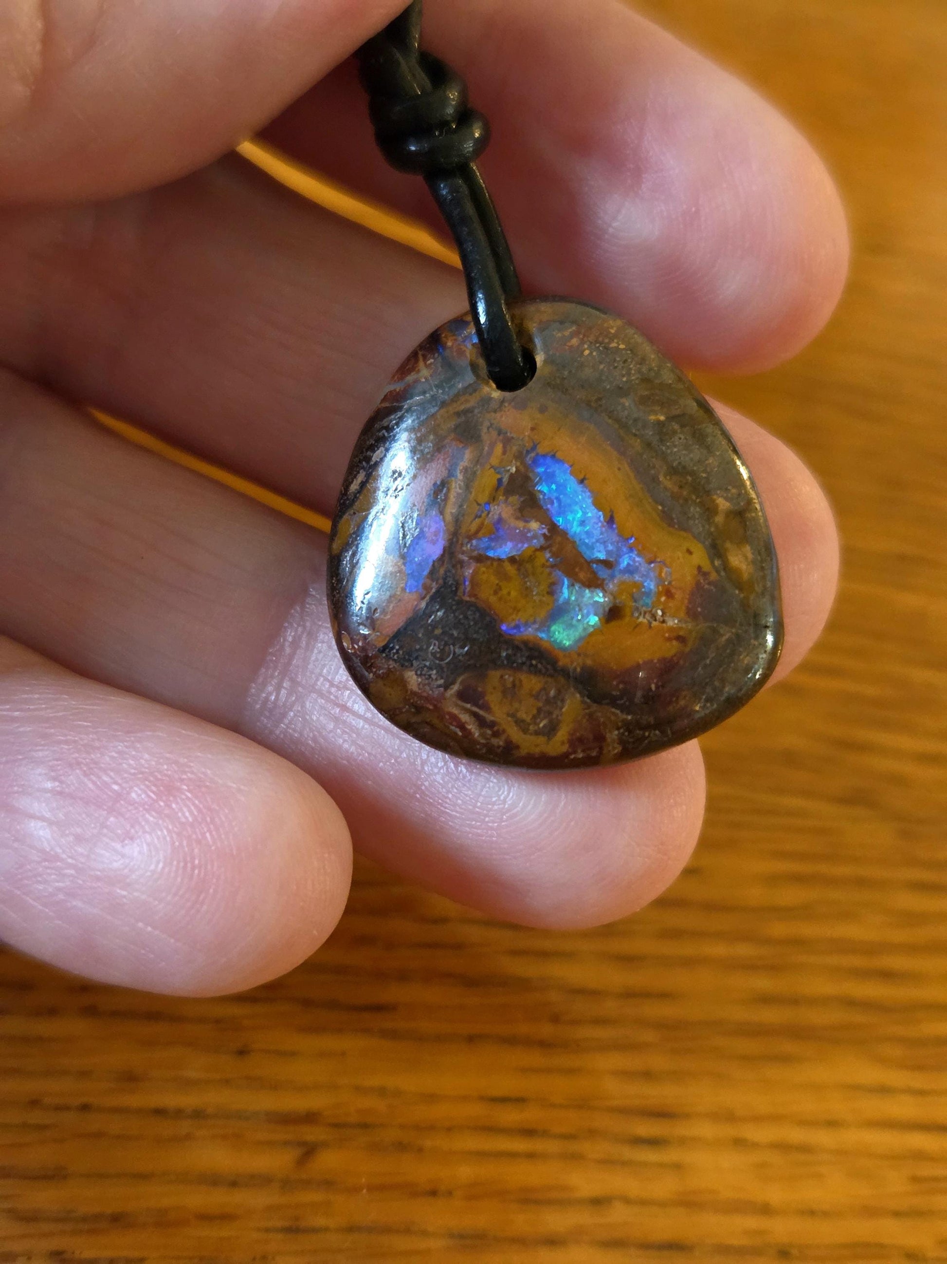 Boulder Opal, Boulderopal Anhänger mit flashfire, "Green and Blue", 25 x 23 x 7 mm, gebohrt, an verstellbarem Lederband