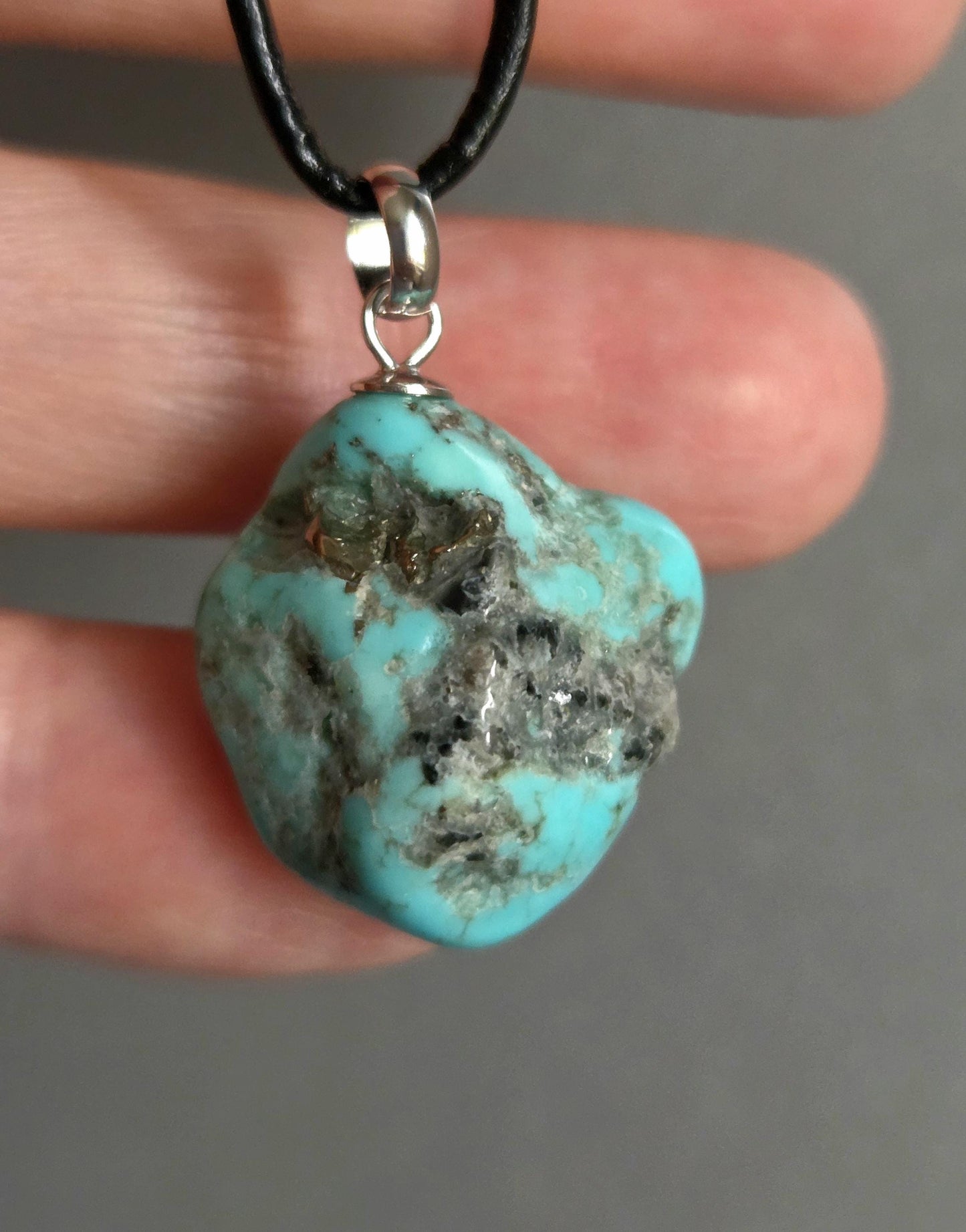 Echter hochwertiger Türkis Anhänger, an 925er Silber Sterling Silber Öse, an verstellbarem Lederband