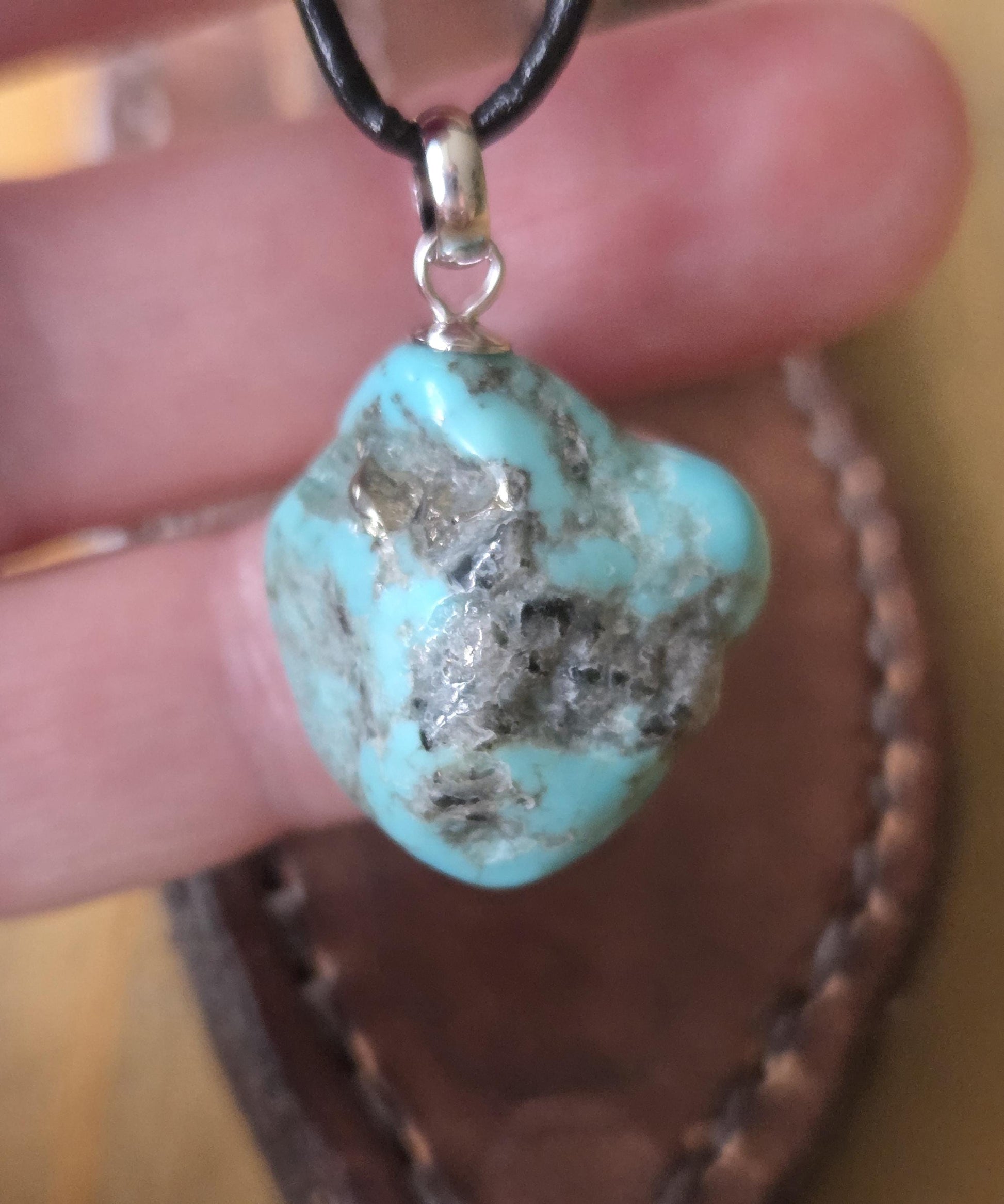 Echter hochwertiger Türkis Anhänger, an 925er Silber Sterling Silber Öse, an verstellbarem Lederband