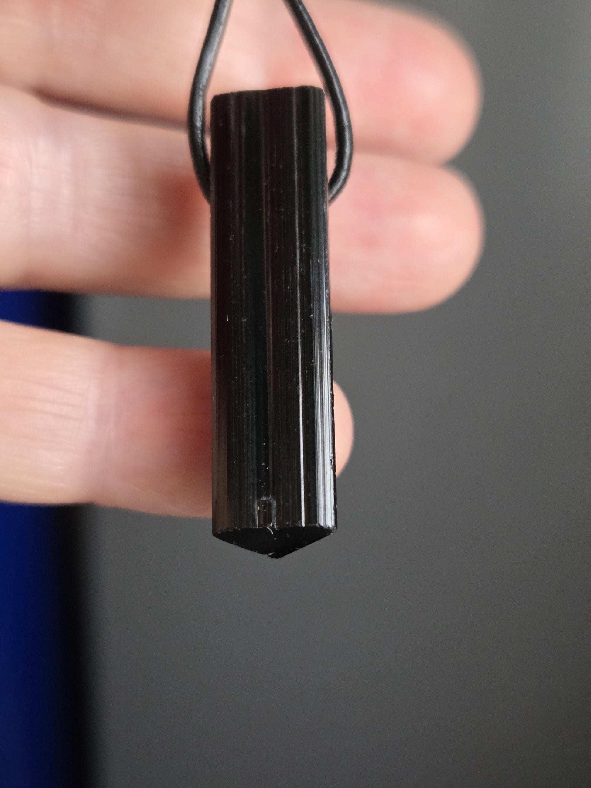 Magischer schwarzer Turmalin Schörl, Oberkante geschliffen, 40 x 10 x 11 mm, gebohrt, an verstellbarem Lederband , gewachsene Spitze.
