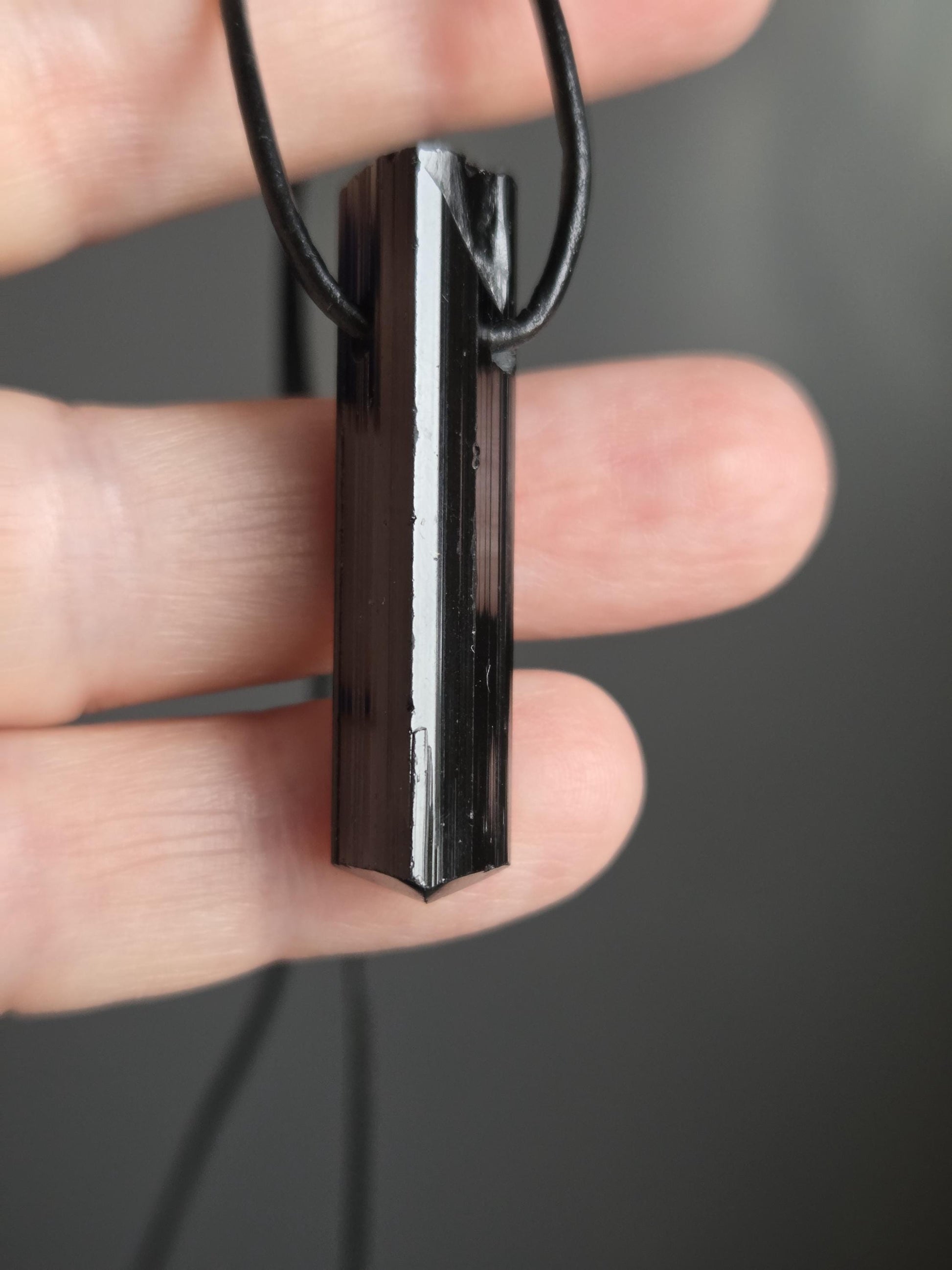 Magischer schwarzer Turmalin Schörl, Oberkante geschliffen, 40 x 10 x 11 mm, gebohrt, an verstellbarem Lederband , gewachsene Spitze.