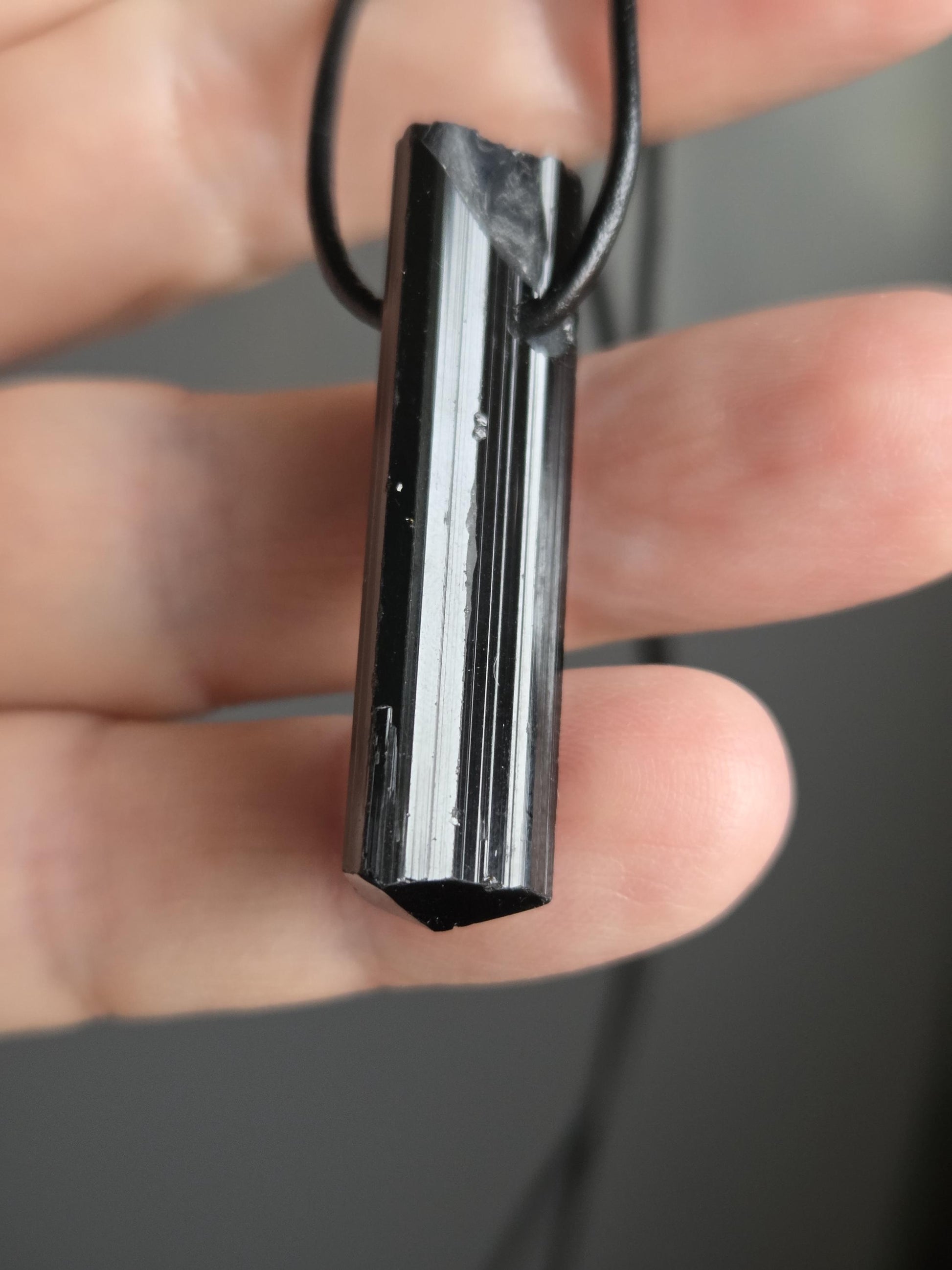 Magischer schwarzer Turmalin Schörl, Oberkante geschliffen, 40 x 10 x 11 mm, gebohrt, an verstellbarem Lederband , gewachsene Spitze.