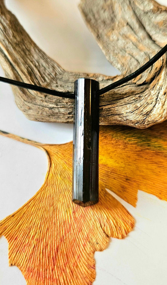 Magischer schwarzer Turmalin Schörl, Oberkante geschliffen, 40 x 10 x 11 mm, gebohrt, an verstellbarem Lederband , gewachsene Spitze.