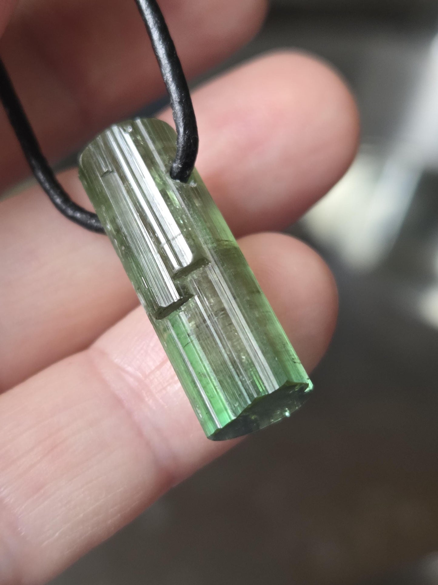 Wassermelonenturmalin Verdelith Rohstein Stäbchen, Anhänger, 26 x 9 x 10 mm, gebohrt, an verstellbarem Lederband