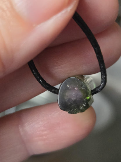 Wassermelonenturmalin Verdelith Rohstein Stäbchen, Anhänger, 26 x 9 x 10 mm, gebohrt, an verstellbarem Lederband