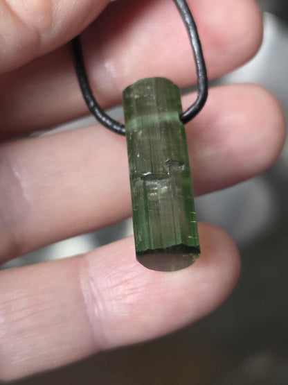 Wassermelonenturmalin Verdelith Rohstein Stäbchen, Anhänger, 26 x 9 x 10 mm, gebohrt, an verstellbarem Lederband