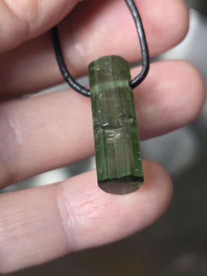 Wassermelonenturmalin Verdelith Rohstein Stäbchen, Anhänger, 26 x 9 x 10 mm, gebohrt, an verstellbarem Lederband