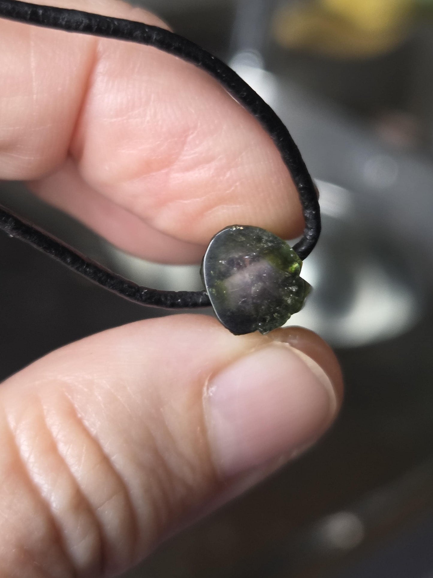 Wassermelonenturmalin Verdelith Rohstein Stäbchen, Anhänger, 26 x 9 x 10 mm, gebohrt, an verstellbarem Lederband