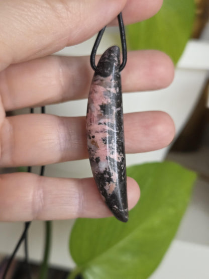 Rhodonit aus dem Piemont Italien, Anhänger, 60 x 14 x 8 mm, gebohrt, an verstellbarem Lederband